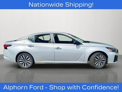 Used 2024 Nissan Altima 2.5 SV FWD image 2