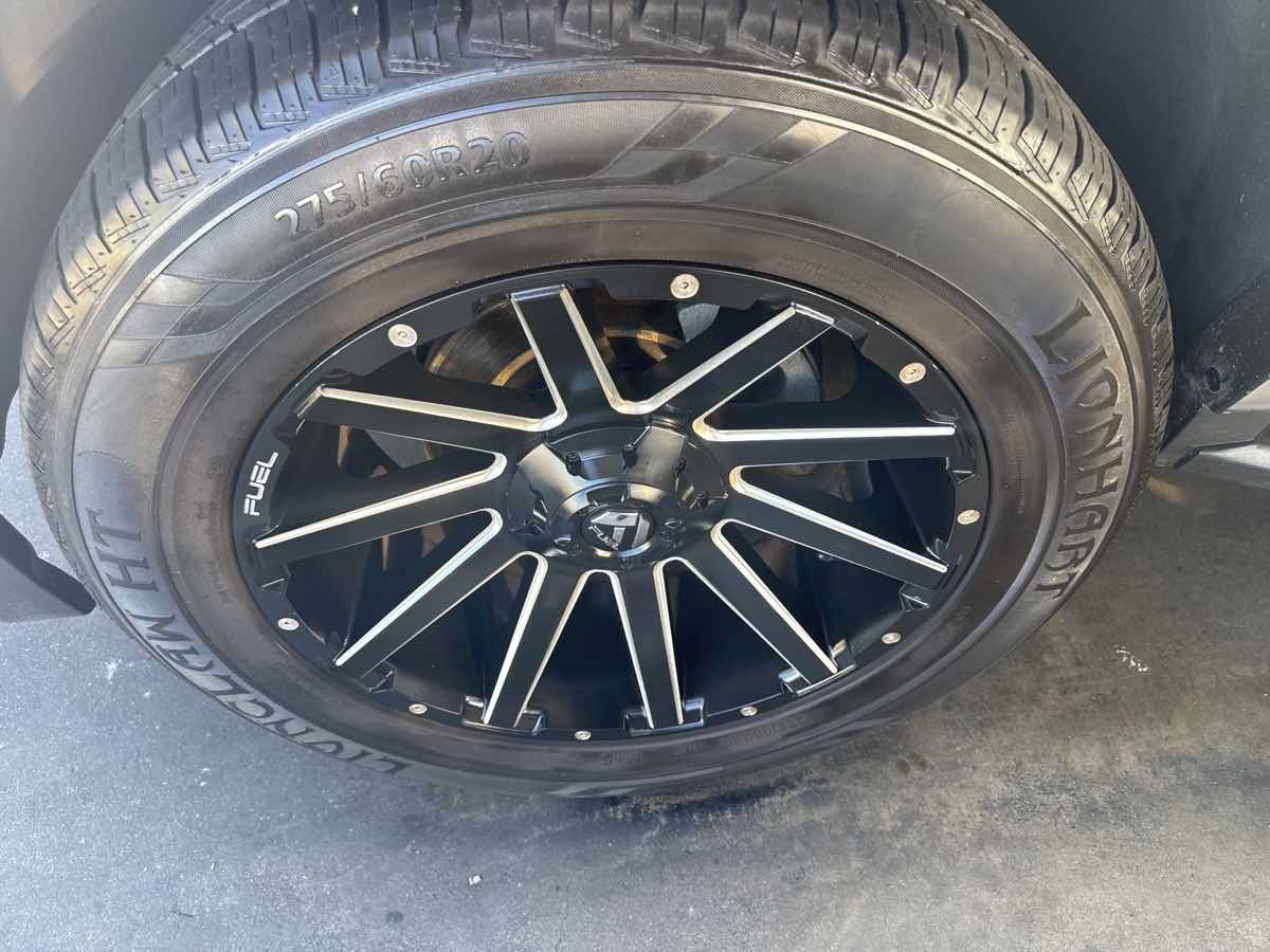 Used 2016 Chevrolet Suburban LT RWD image 18