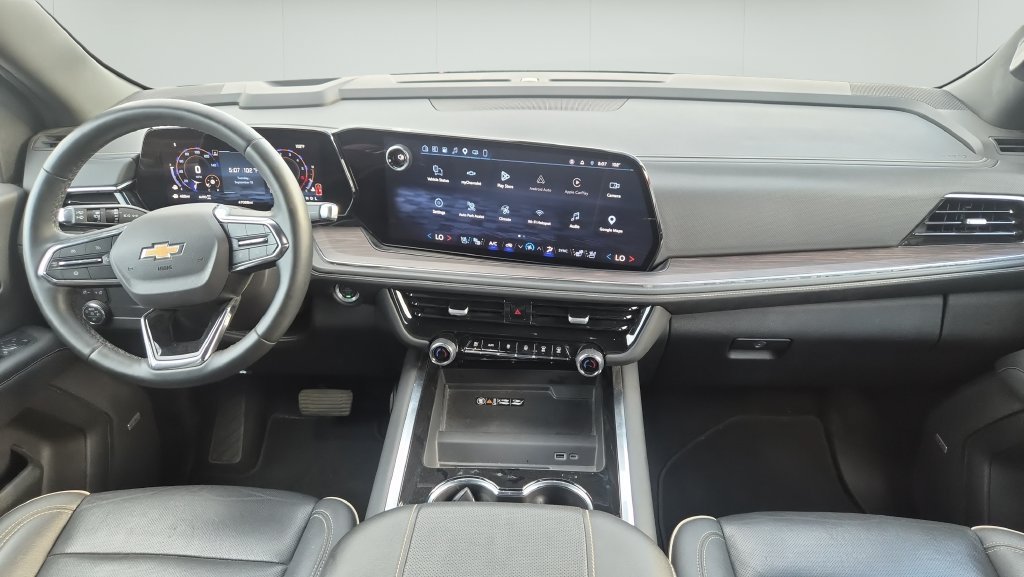 Used 2025 Chevrolet Suburban Premier AWD/4WD image 10