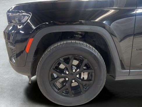 Used 2025 Jeep Grand Cherokee Altitude AWD/4WD image 26