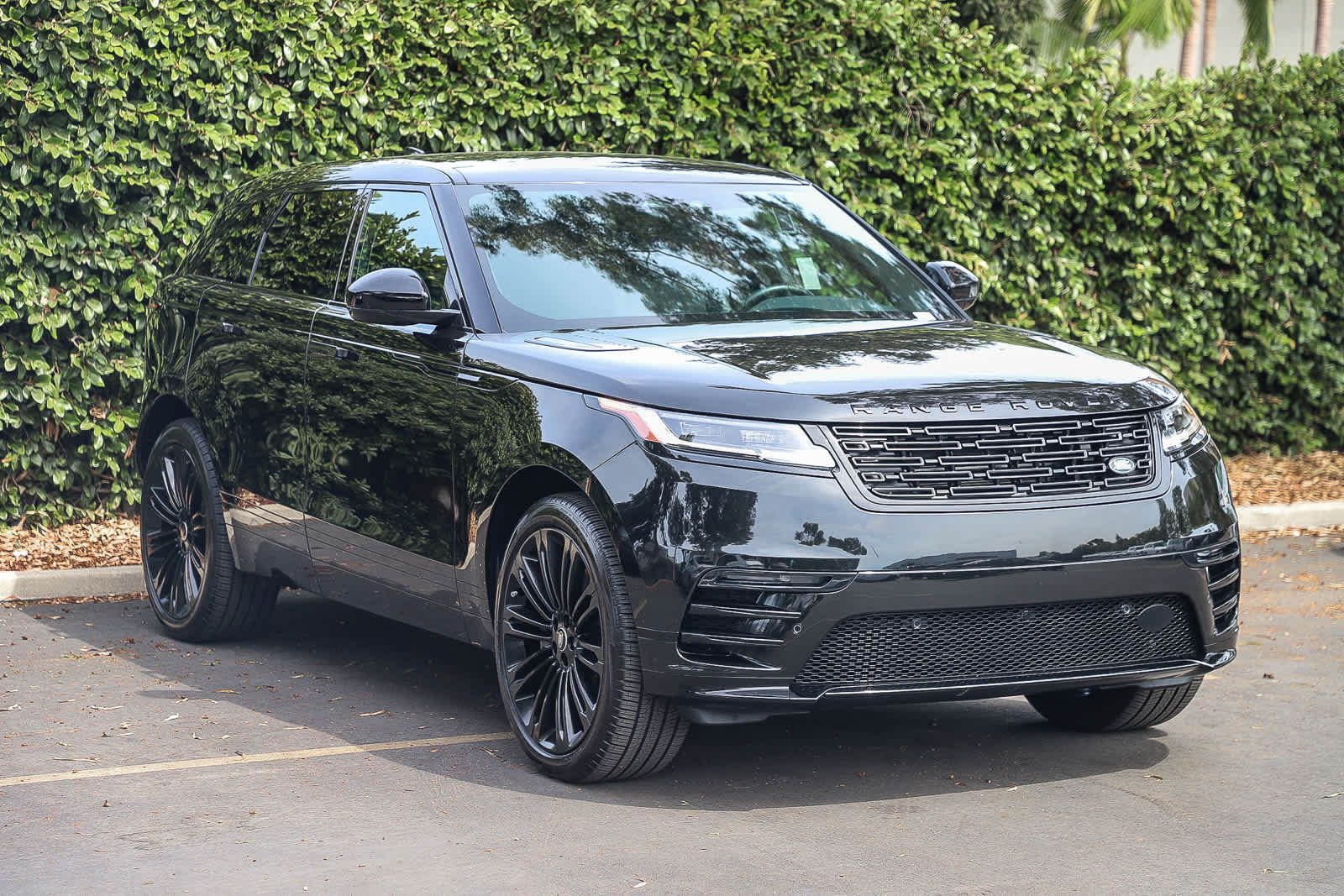 Used 2024 Land Rover Range Rover Velar Dynamic SE AWD/4WD image 3