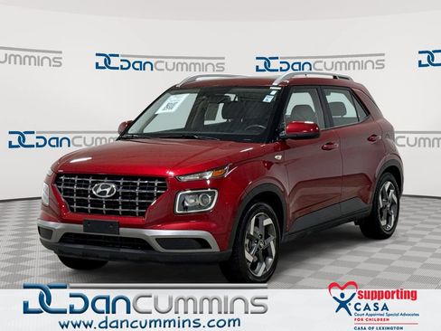 Used 2024 Hyundai Venue SEL FWD image 1