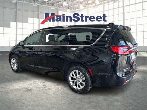 Used 2024 Chrysler Pacifica Touring-L AWD/4WD image 3