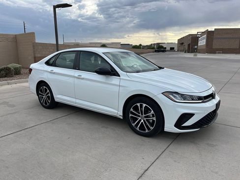 Used 2025 Volkswagen Jetta Sport FWD image 5