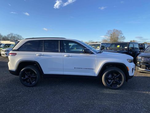 New 2025 Jeep Grand Cherokee Laredo image 2
