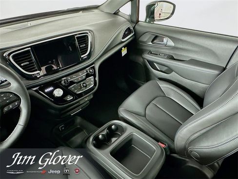 New 2026 Chrysler Pacifica Select w/ S Appearance Package image 19