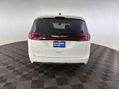 Used 2024 Chrysler Pacifica Touring-L image 8