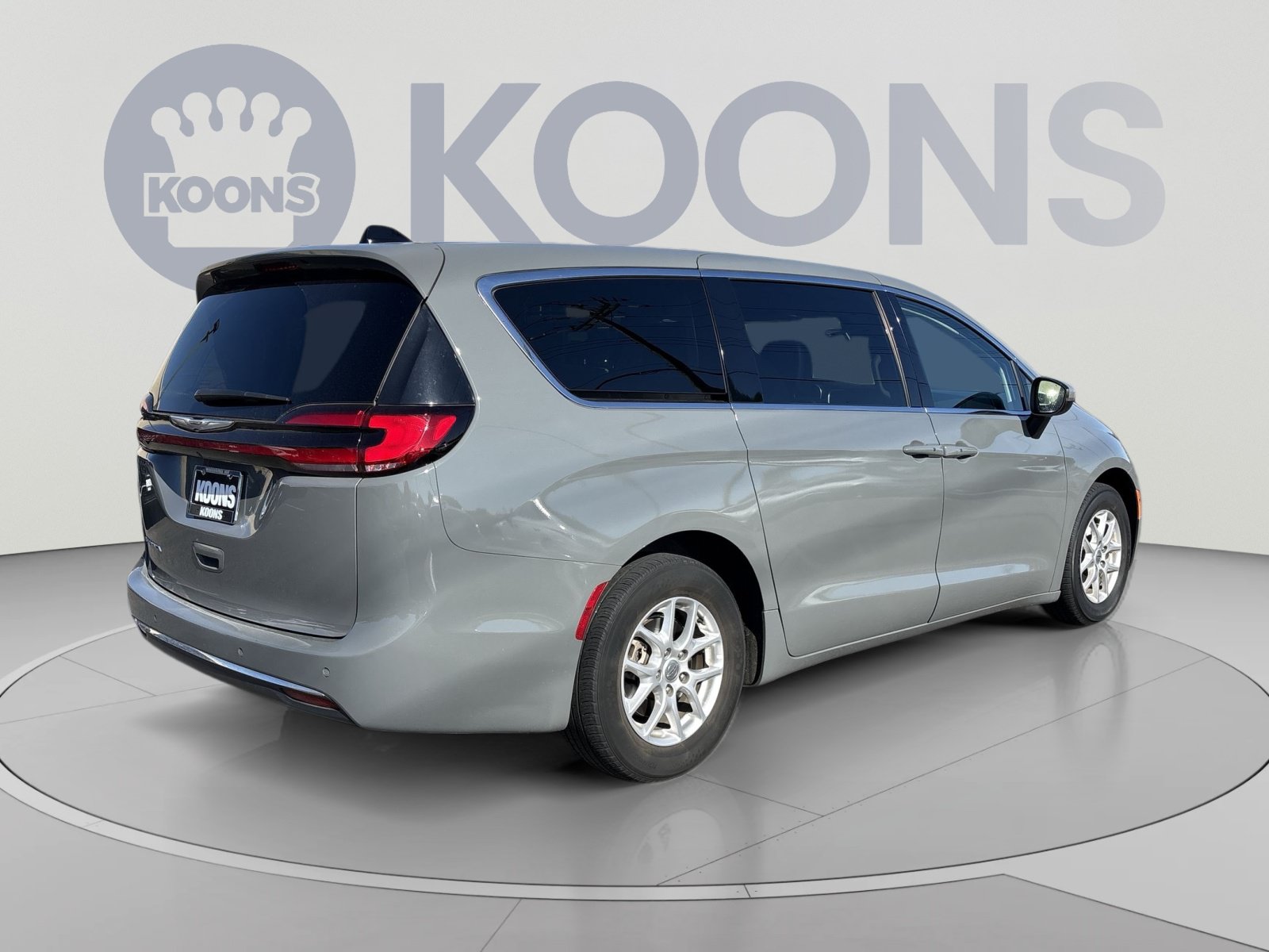 Used 2023 Chrysler Pacifica Touring-L FWD image 2