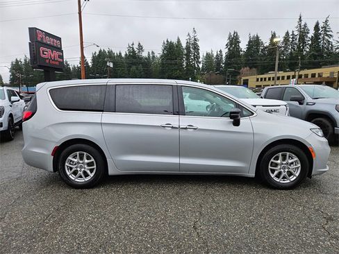 Used 2024 Chrysler Pacifica Touring-L image 3
