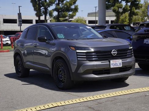 Used 2025 Nissan Kicks SV w/ Charging Package FWD image 2