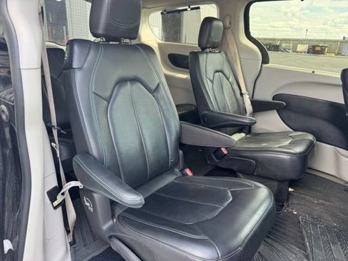 Used 2021 Chrysler Pacifica Touring-L w/ Uconnect Theater Family Group AWD/4WD image 15