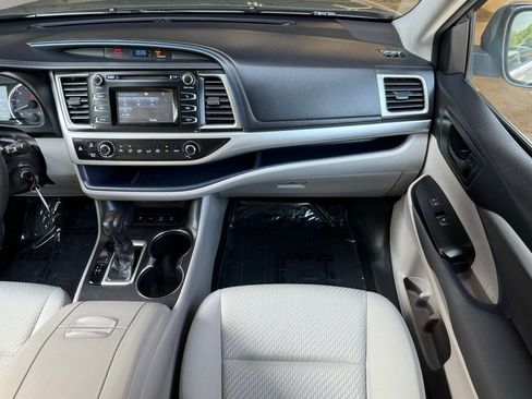 Used 2018 Toyota Highlander LE image 28