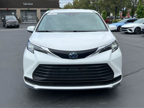 Used 2025 Toyota Sienna LE FWD image 3