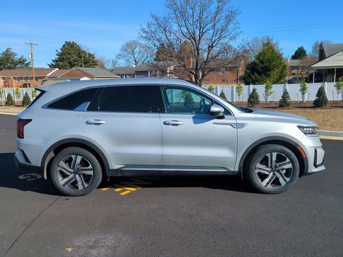 Used 2023 Kia Sorento SX Prestige w/ Panoramic Sunroof Package image 3