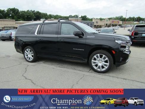 Used 2022 Chevrolet Suburban High Country AWD/4WD image 3