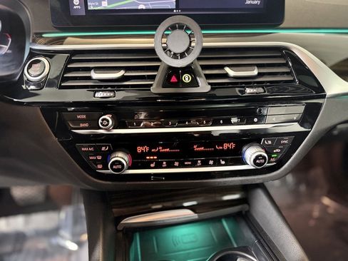 Used 2022 BMW 540i xDrive w/ Premium Package image 18