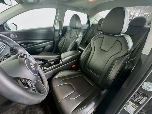 Used 2025 Hyundai Elantra Limited FWD image 13
