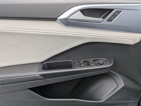 New 2026 Volkswagen Taos SE image 10