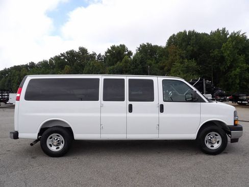 Used 2025 Chevrolet Express 3500 LT w/ LT Preferred Equipment Group RWD image 9