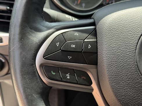 Used 2019 Jeep Cherokee Limited w/ Technology Group AWD/4WD image 16