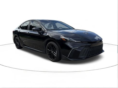 Used 2025 Toyota Camry SE FWD image 1
