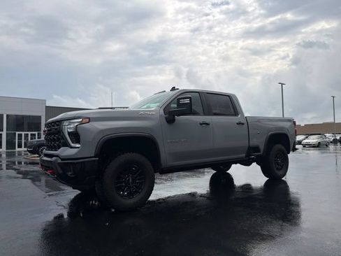Used 2024 Chevrolet Silverado 2500 ZR2 w/ Technology Package AWD/4WD image 4