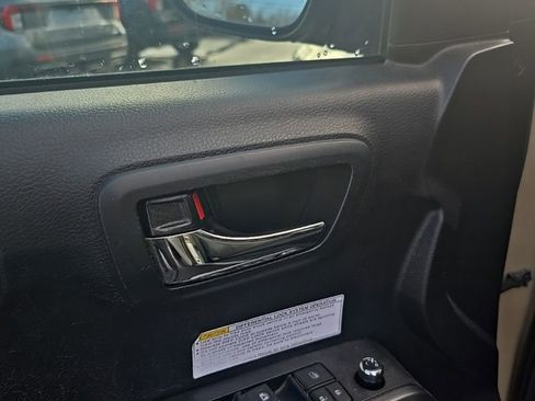 Used 2017 Toyota Tacoma TRD Off-Road image 10