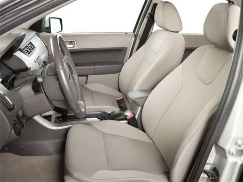 Used 2010 Ford Focus SE FWD image 7