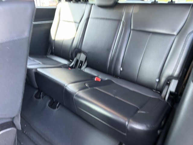 Used 2019 Ford Expedition XLT w/ Equipment Group 202A RWD image 17