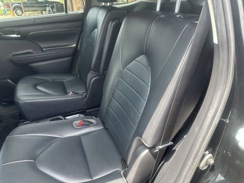 Used 2020 Toyota Highlander XLE AWD/4WD image 18