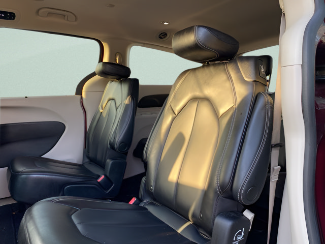 Used 2023 Chrysler Pacifica Touring-L FWD image 10