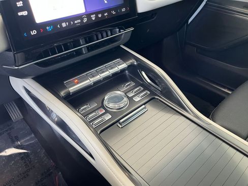 Used 2024 Lincoln Nautilus Premier image 41