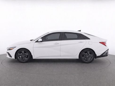 Used 2022 Hyundai Elantra SEL w/ Convenience Package FWD image 8