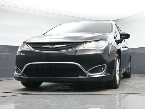 Used 2017 Chrysler Pacifica Touring-L image 11