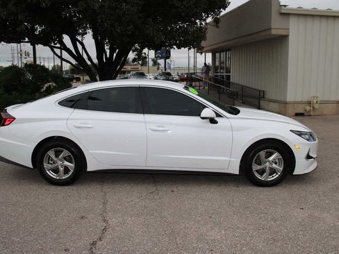 Used 2022 Hyundai Sonata SE w/ Preferred Accessory Package image 3