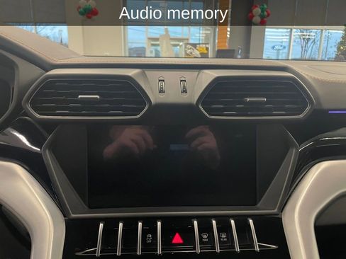 Used 2019 Lamborghini Urus image 17