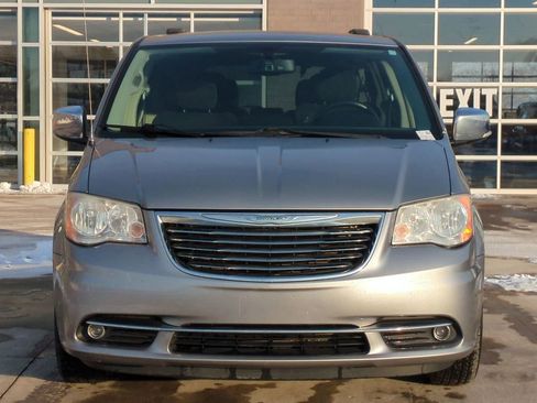 Used 2014 Chrysler Town & Country Touring-L image 10