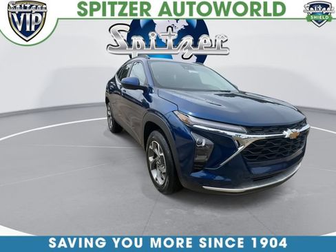 Used 2024 Chevrolet Trax LT w/ Driver Confidence Package FWD image 2