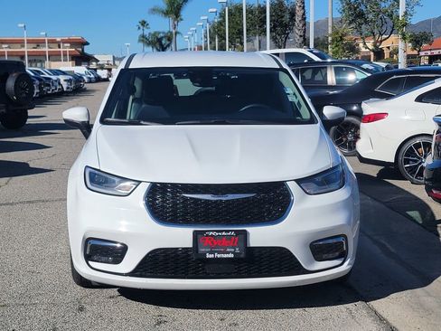 Certified 2023 Chrysler Pacifica Touring-L image 2