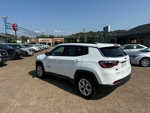 Used 2025 Jeep Compass Latitude AWD/4WD image 4