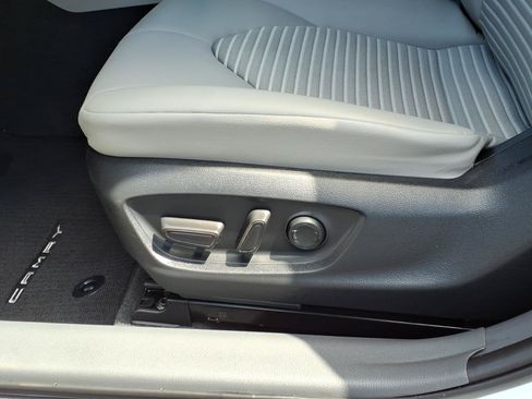 Used 2022 Toyota Camry SE w/ Convenience Package FWD image 23