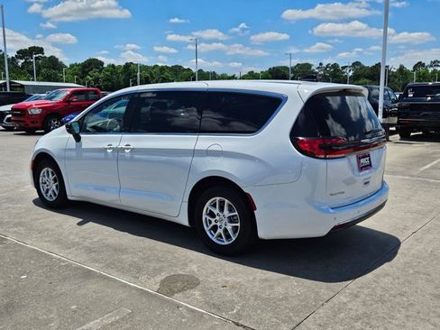 Used 2025 Chrysler Pacifica Select FWD image 7