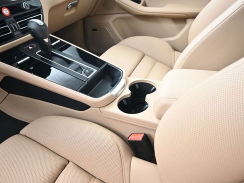 Certified 2026 Porsche Macan AWD/4WD image 22