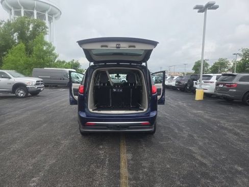 Used 2020 Chrysler Pacifica Touring-L FWD image 34