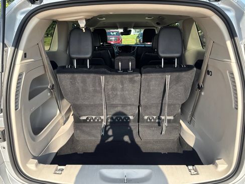 Used 2023 Chrysler Pacifica Touring-L FWD image 30
