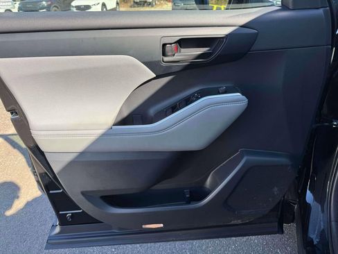 Used 2022 Toyota Highlander LE image 15