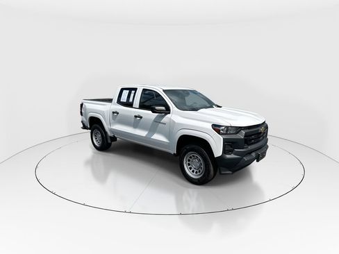 Used 2025 Chevrolet Colorado W/T RWD image 2