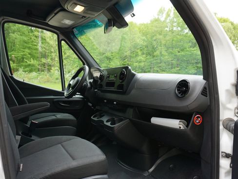 Used 2019 Mercedes-Benz Sprinter 1500 image 13