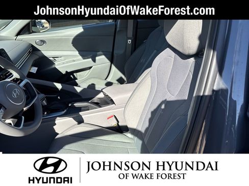 Certified 2025 Hyundai Elantra SE image 14