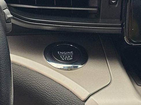 Used 2022 Ford Explorer XLT image 27